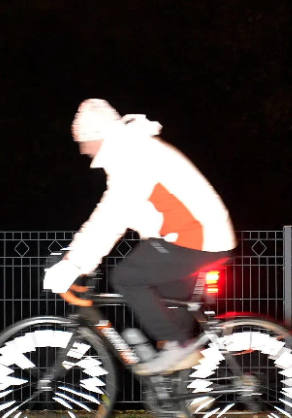 Radfahrer mit reflektierender Valkental Jacke bei Nacht