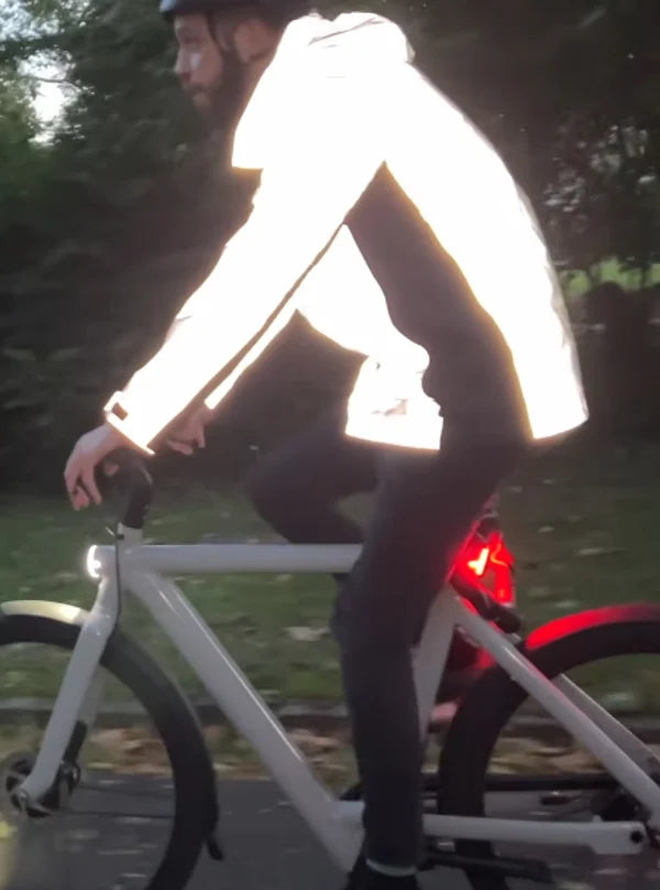 Radfahrer mit reflektierender Valkental Jacke in der Abenddämmerung